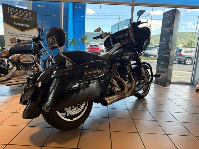 2015 HARLEY-DAVID FLHXS STREET GL Base